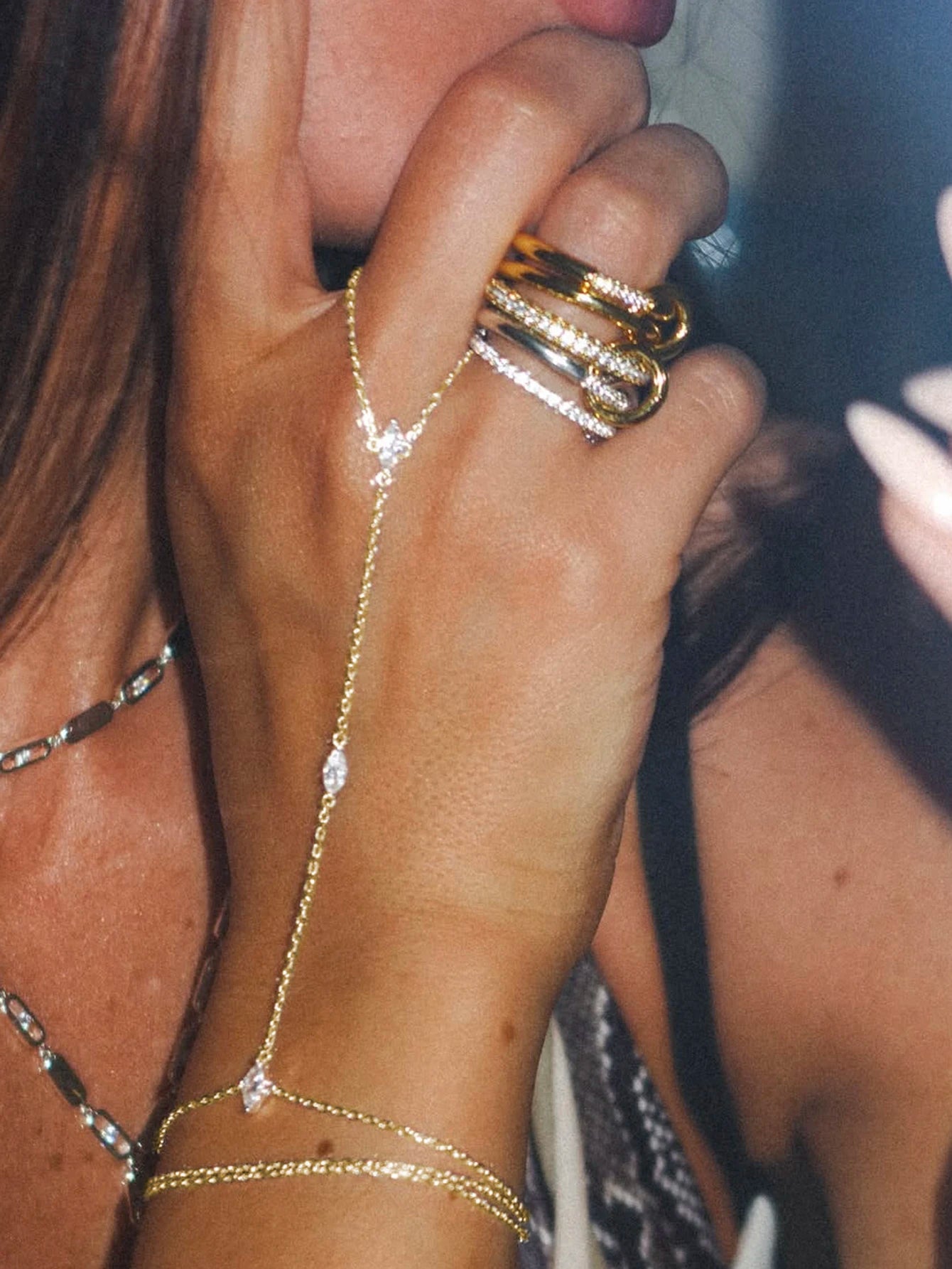 Pulsera de dedo con cadena ultradelgada de 2 piezas – Joyas de cadena de mano minimalistas en capas para mujer | Accesorio de moda diario