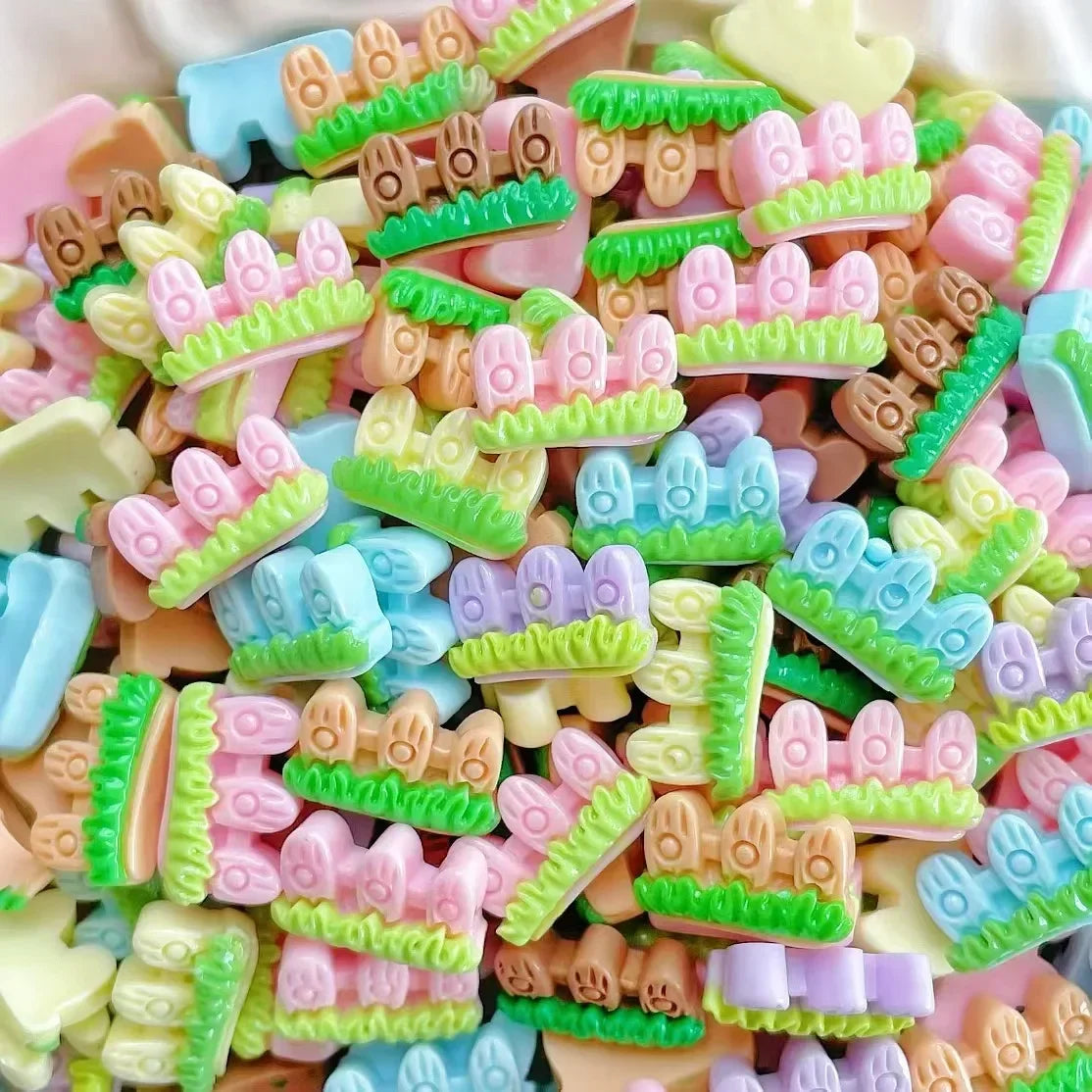 30/300pcs Mini Breloques en Résine Bonbon Fleur Amour – Mignons Accessoires de Bricolage pour Nail Art, Barrettes à Cheveux, Scrapbooking, Bijoux Faits Main et Projets Créatifs pour Enfants
