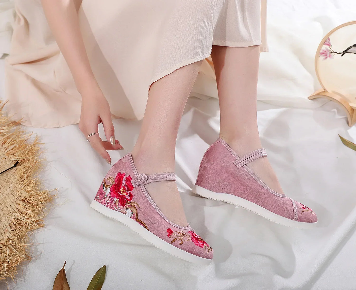 Zapatos de plataforma de lona bordados vintage para mujer – Zapatos casuales estilo étnico chino Hanfu, zapatillas sin cordones Harajuku de otoño