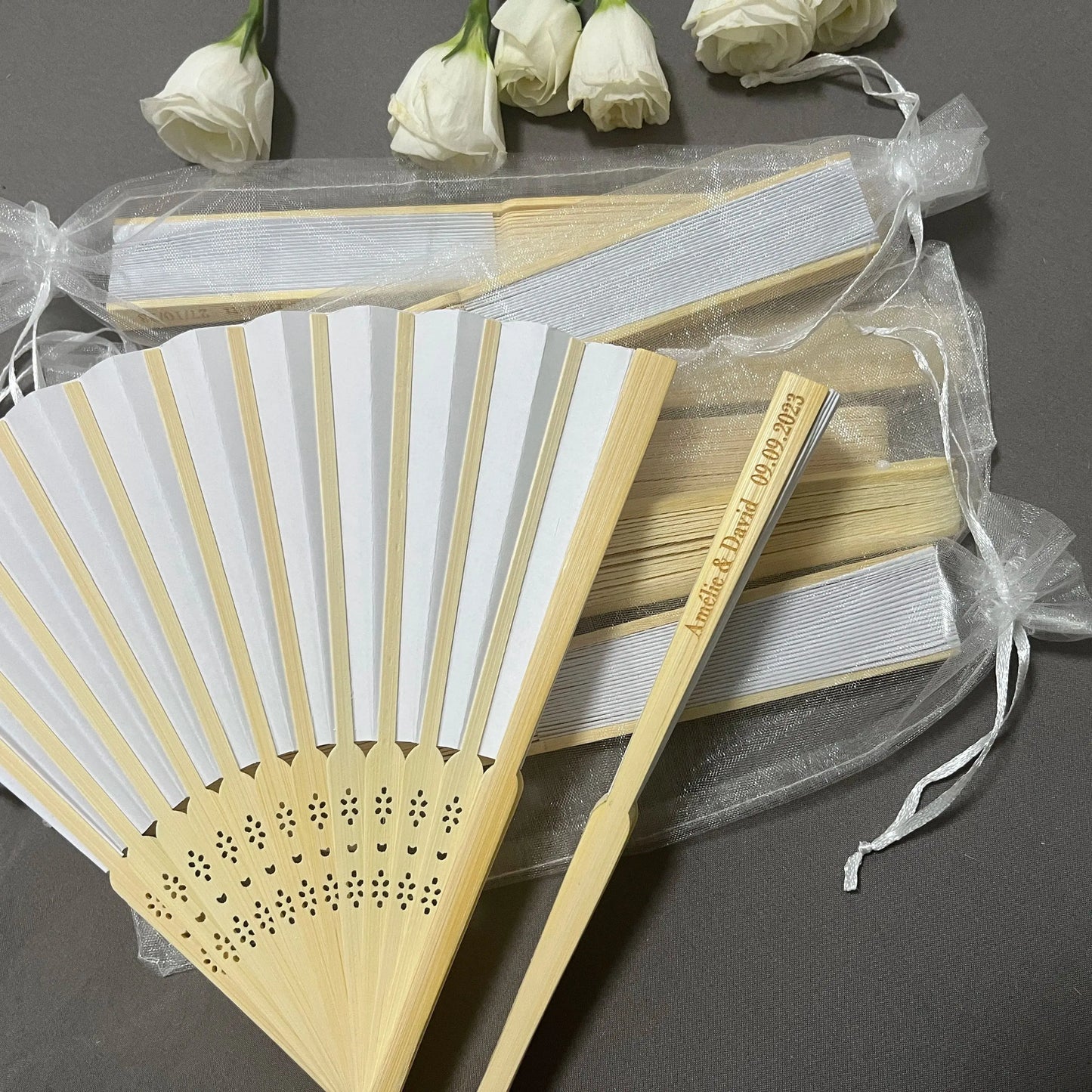 20/50/80 abanicos de papel plegables blancos grabados personalizados – Elegantes recuerdos de boda con bolsa de regalo de organza | Suministros portátiles para eventos