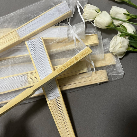 20/50/80 abanicos de papel plegables blancos grabados personalizados – Elegantes recuerdos de boda con bolsa de regalo de organza | Suministros portátiles para eventos