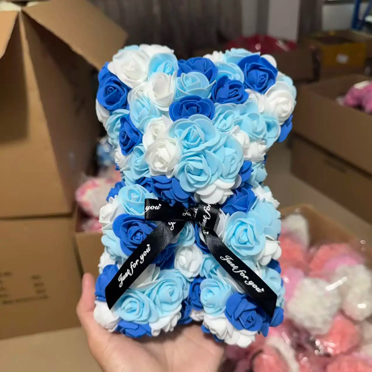 Oso de rosas artificiales de 25 cm con caja de regalo – Regalo romántico para ella en San Valentín, aniversario y boda