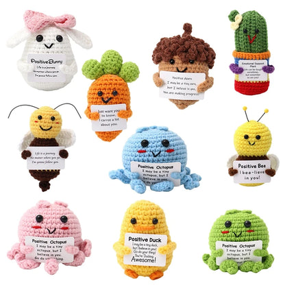 Poupée à énergie positive tissée à la main – Figurine en crochet de légumes et d'animaux avec carte de câlins, cadeau de festival fait à la main et artisanat de décoration intérieure créatif