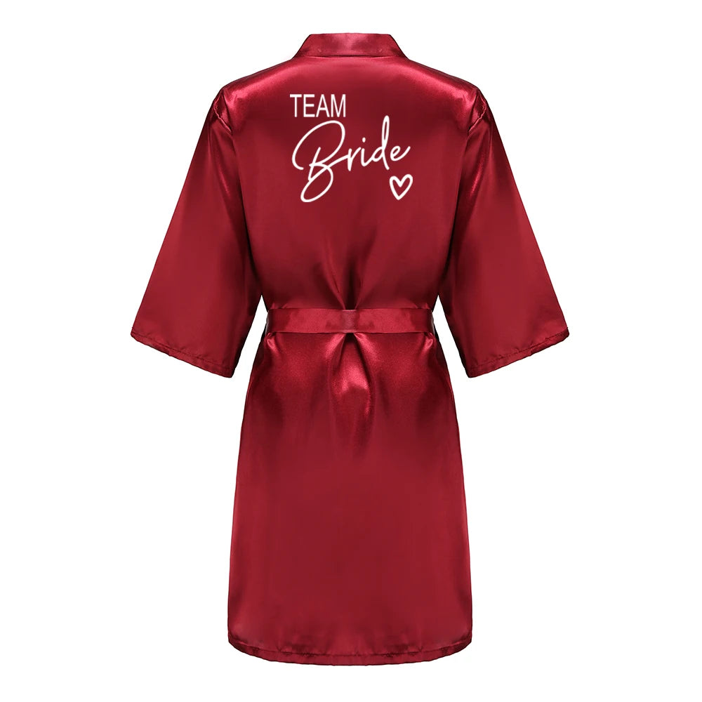 Bata de satén "Team Bride" – Kimono de pijama para fiesta de bodas con estampado de letras blancas | Regalo de despedida de soltera para mujer