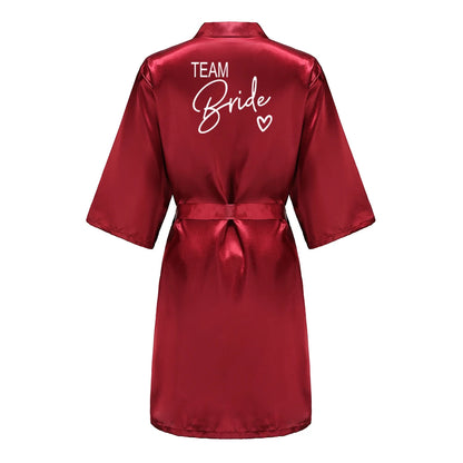 Bata de satén "Team Bride" – Kimono de pijama para fiesta de bodas con estampado de letras blancas | Regalo de despedida de soltera para mujer