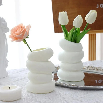 Jarrón Nórdico Espiral Blanco de Plástico – Contenedor Moderno para Arreglos Florales para Decoración de Hogar y Oficina