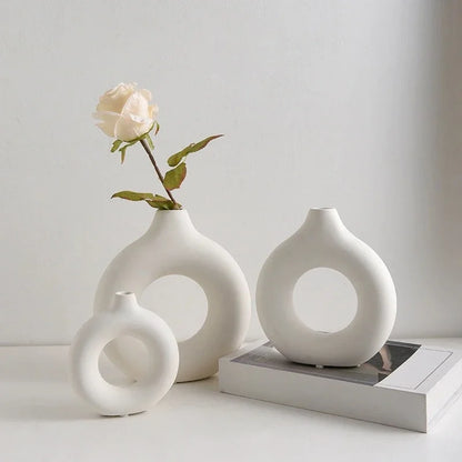 Nordic Donut-Shaped Decorative Vase – Modern Minimalist Plastic Flower Vase for Home & Table Décor