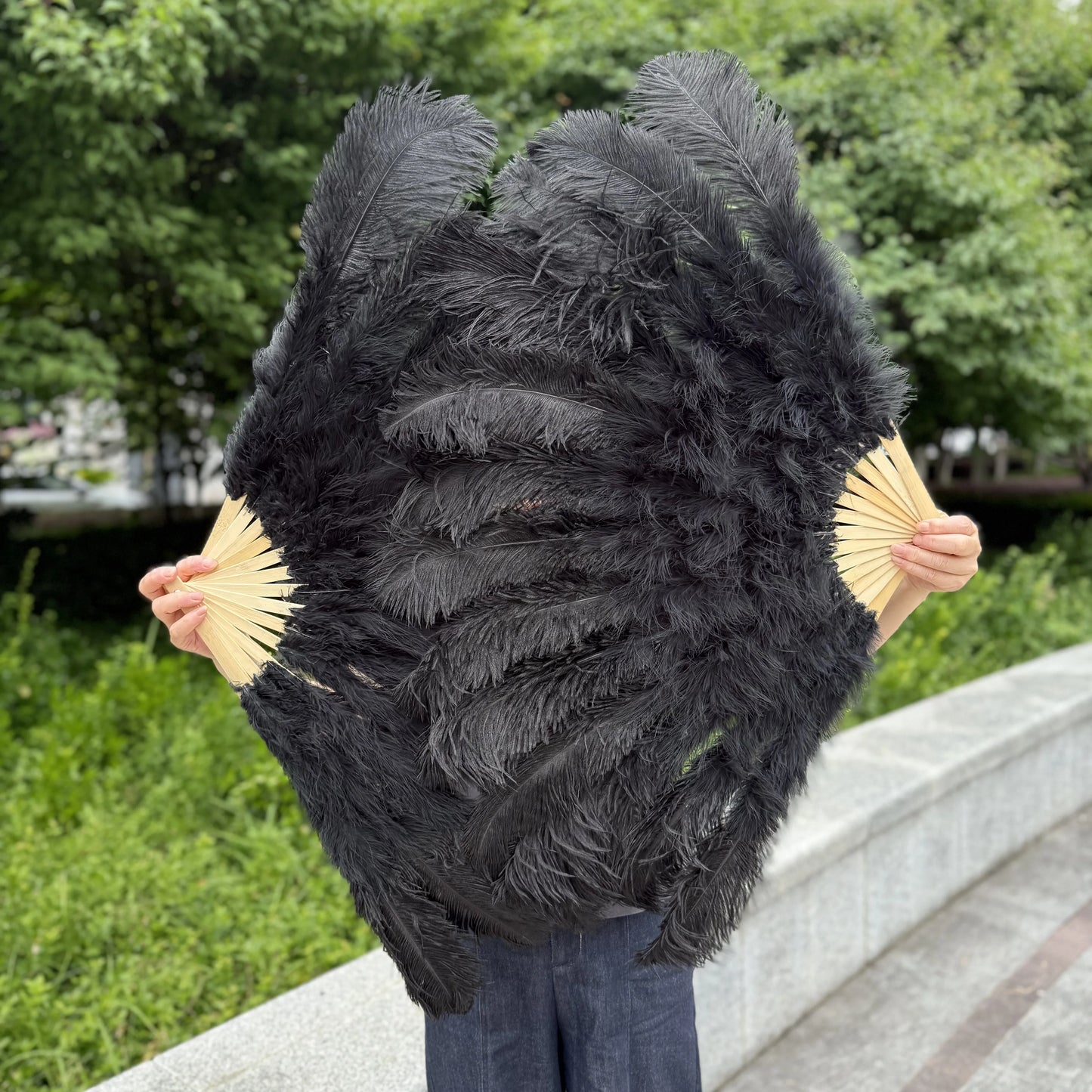 Abanico Grande de Plumas de Avestruz Blancas – Elegante Abanico para Baile y Actuaciones Escénicas (100 cm / 130 cm)