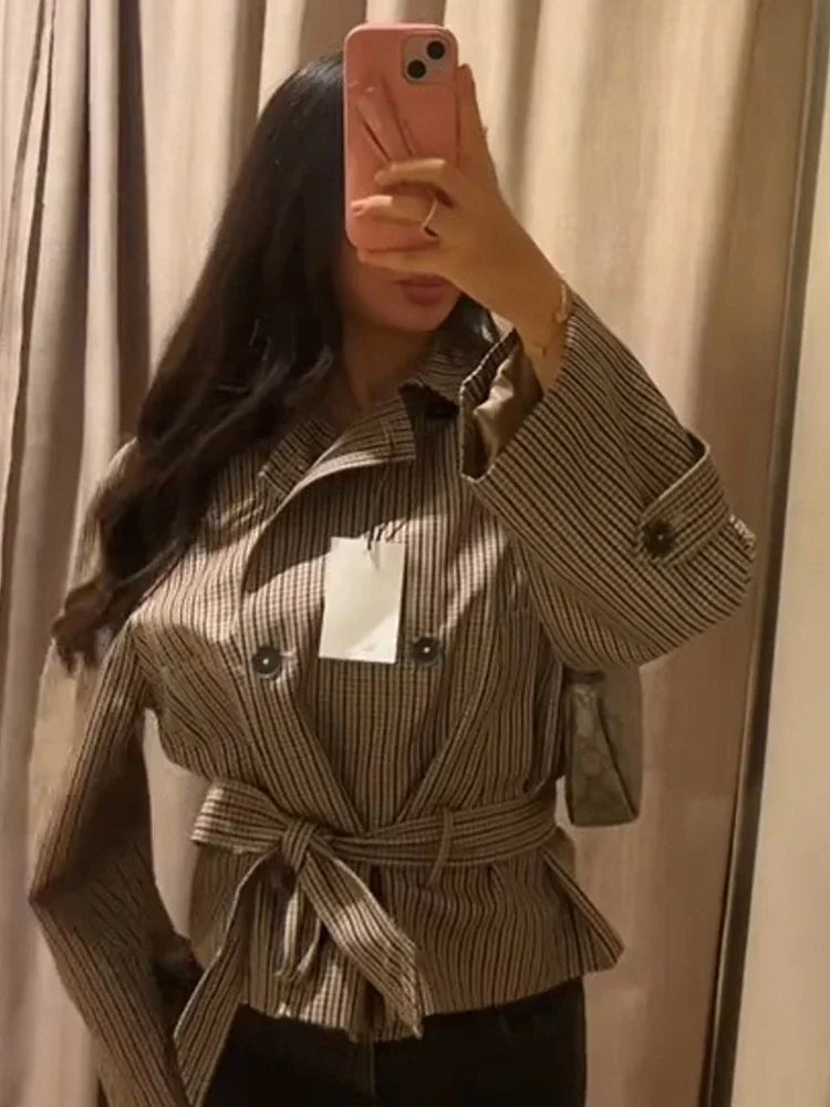 Women’s Plaid Cropped Trench Coat – Double-Breasted Short Jacket with Lapel Collar, Belted Waist & Long Sleeves, Autumn Outerwear