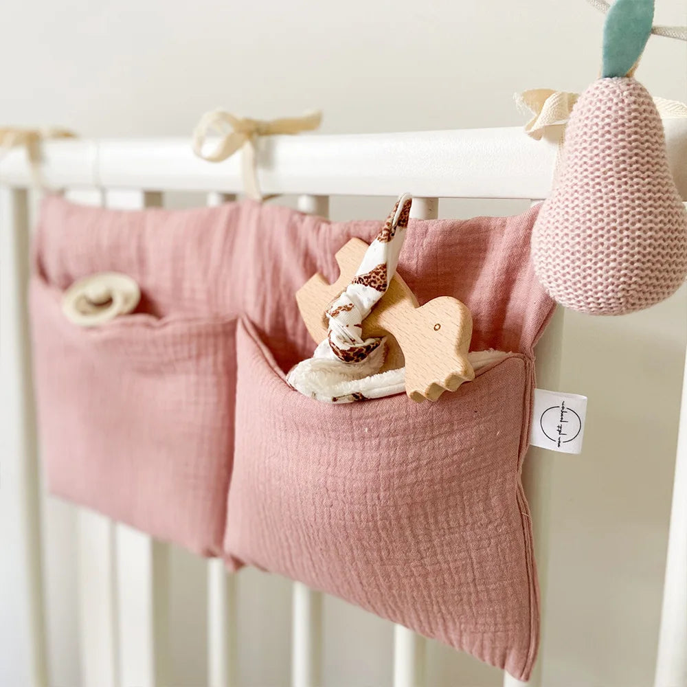 Organizador Colgante para Cuna de Bebé – Cesta de Almacenamiento para Mesita de Noche con 2 Bolsillos para Pañales, Juguetes, Ropa y Artículos Esenciales para Bebés