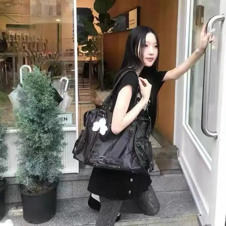 FANCY CLUB Sac fourre-tout moto rétro pour femme – Grand sac à main à rivets avec anses, sac à main tendance de style coréen pour les trajets quotidiens, les voyages, le shopping et les tenues décontractées