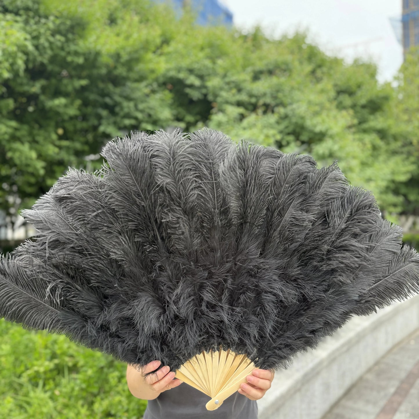 Abanico Grande de Plumas de Avestruz Blancas – Elegante Abanico para Baile y Actuaciones Escénicas (100 cm / 130 cm)
