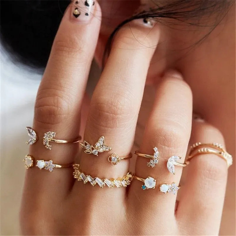 Juego de anillos bohemio dorado para mujer – Anillos apilables de cristal con diseño de amor, corazón, luna, flecha, flor y letra | Regalo de joyería bohemia para boda