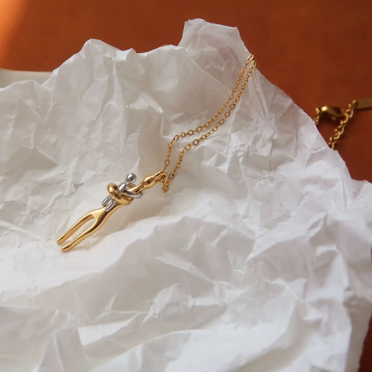 18K Gold Plated Stainless Steel Mother & Child Hug Necklace – Minimalist Mom Baby Pendant, Waterproof Jewelry Gift for Her