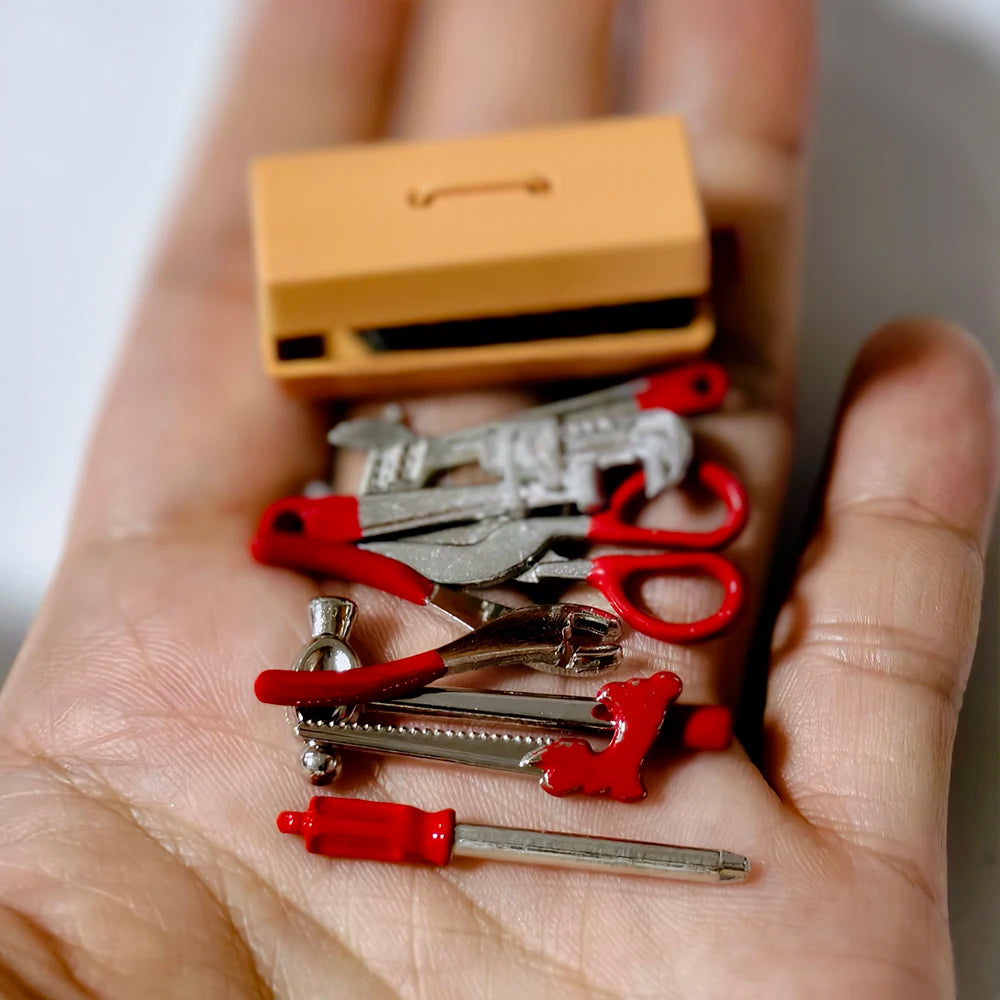 Miniature maison de poupée Kit d'outils – Clé, marteau, tournevis et pinces mini accessoires pour poupées Blythe, OB11, scènes de maison de poupée, loisirs créatifs et présentoirs de collection