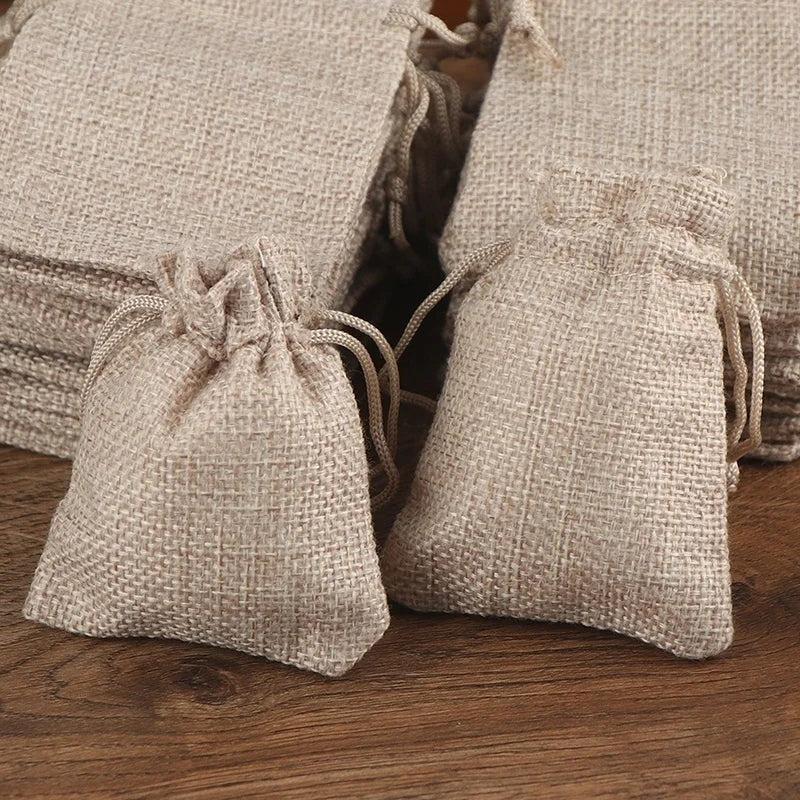 50 SACS CADEAUX en toile de jute avec cordon de serrage – Sacs à dragées en jute pour mariages, bonbons, bijoux et emballages DIY