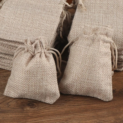 50 SACS CADEAUX en toile de jute avec cordon de serrage – Sacs à dragées en jute pour mariages, bonbons, bijoux et emballages DIY
