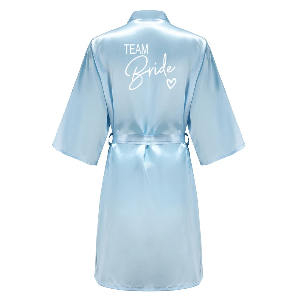 Bata de satén "Team Bride" – Kimono de pijama para fiesta de bodas con estampado de letras blancas | Regalo de despedida de soltera para mujer