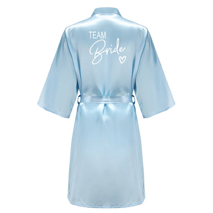 Bata de satén "Team Bride" – Kimono de pijama para fiesta de bodas con estampado de letras blancas | Regalo de despedida de soltera para mujer